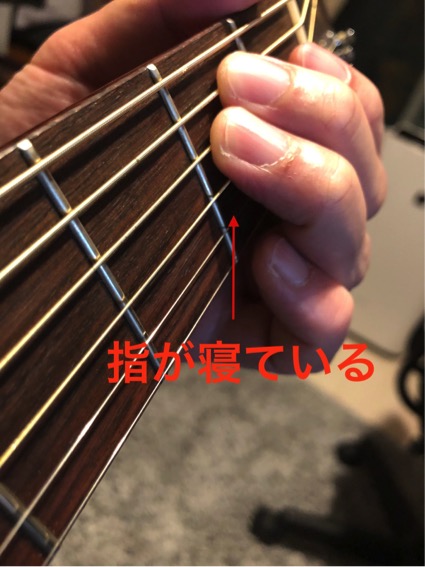 指が寝ていて隣の弦に触れている