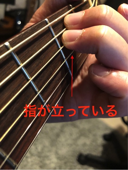 指が立って隣の弦に触れていない