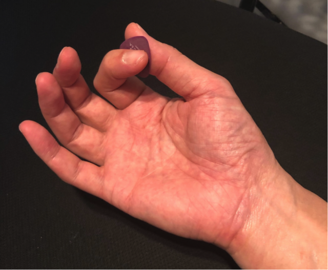 ピックの持ち方 手のひら側