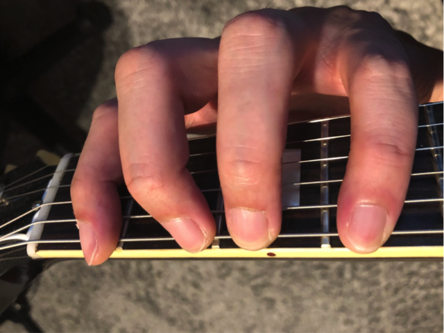 フレット４つ分の手の開き