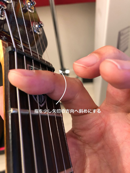 写真「人差し指バレー斜めに当てる」