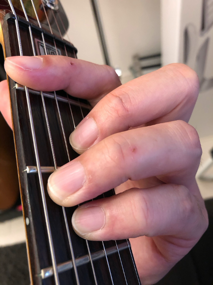 写真「コードFの押さえ方」