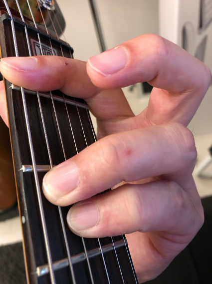 写真「コードFmの押さえ方」