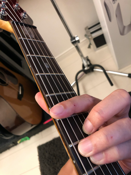 他の指をコード「F」と同じように押さえる