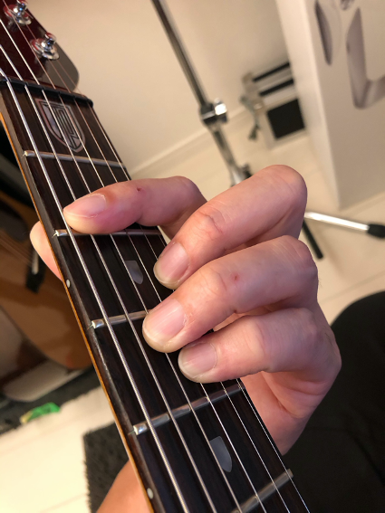 写真「コードBmの押さえ方」