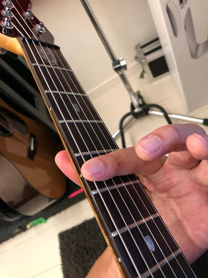 5フレットすべての弦をバレーする