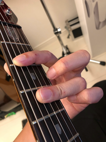 写真「コードBの押さえ方」