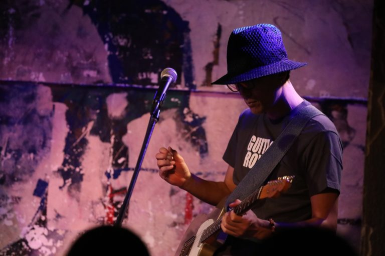 長谷川大介 LIVEでギター演奏